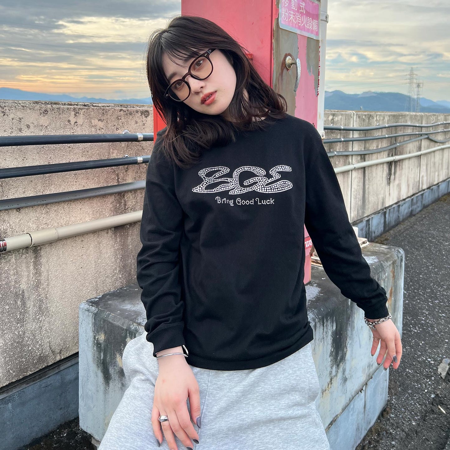 RHINESTONE LOGO LS TEE -BLACK-