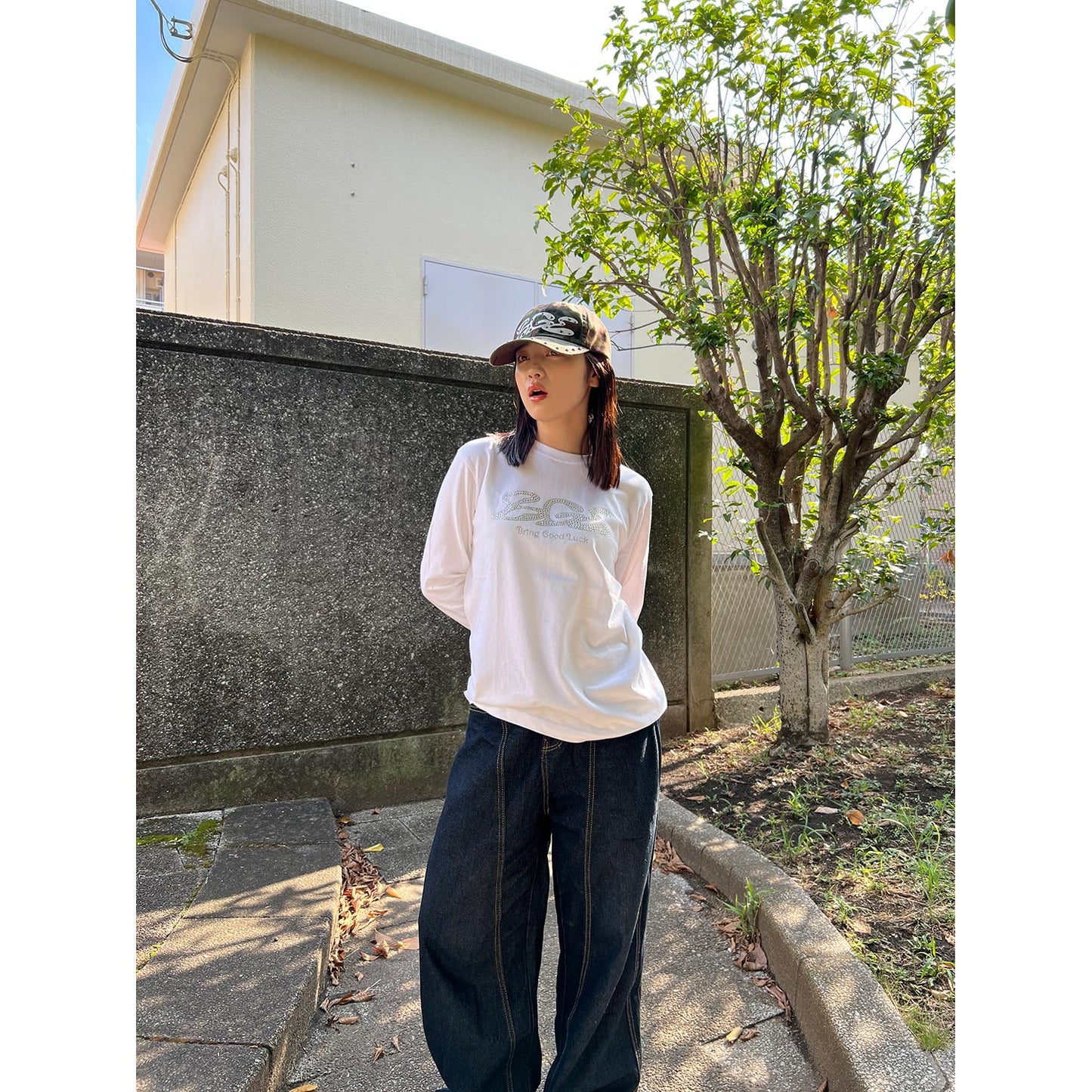 RHINESTONE LOGO LS TEE -WHITE-