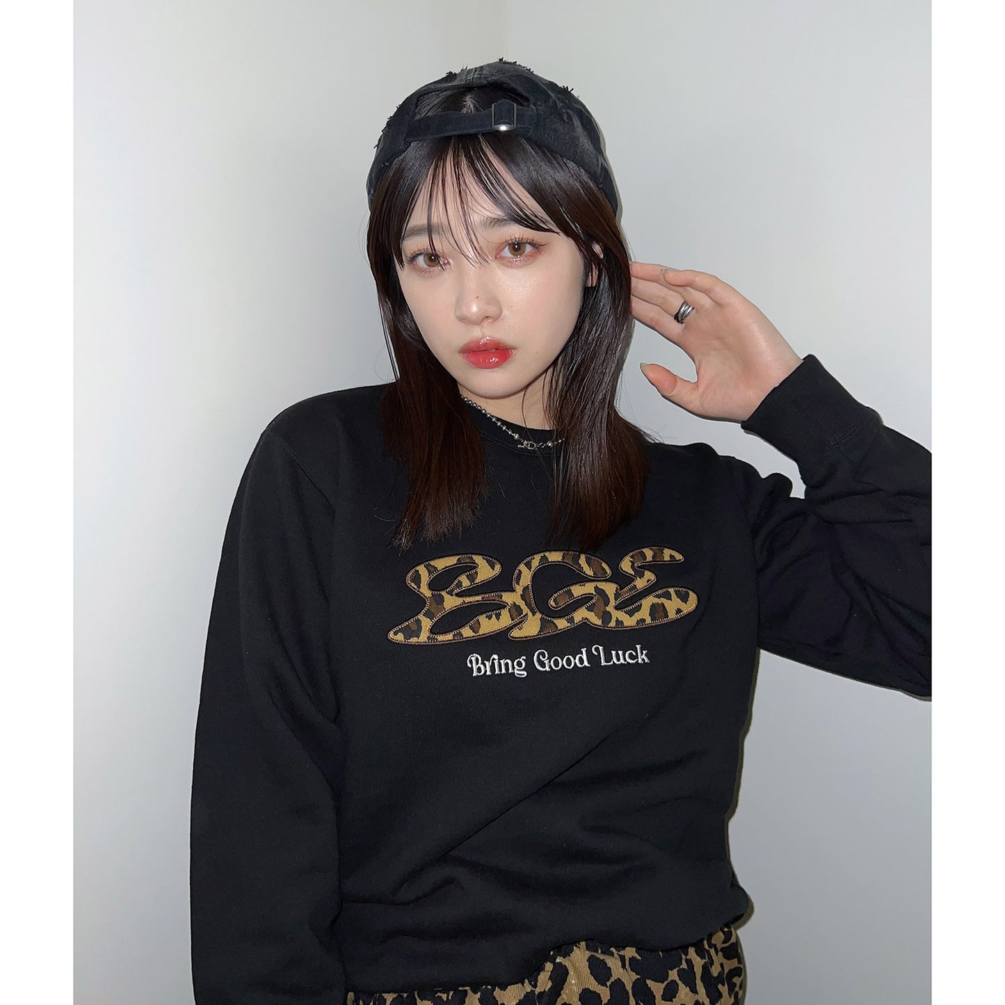 LEOPARD LOGO SWEAT -BLACK-