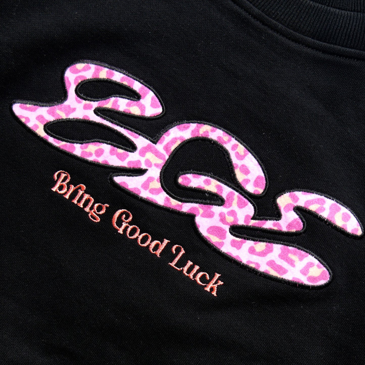 PINK LEOPARD LOGO SWEAT -BLACK-