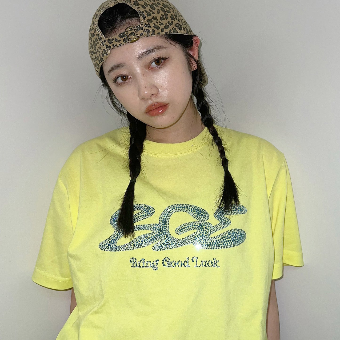 RHINESTONE LOGO TEE -LIGHT YELLOW-